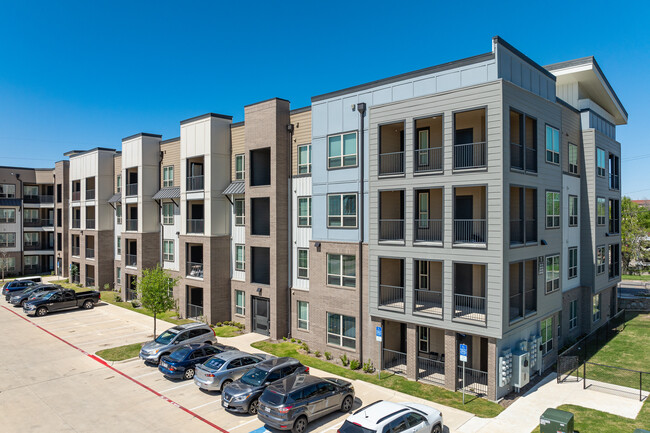 Westmoreland Station in Dallas, TX - Foto de edificio - Building Photo