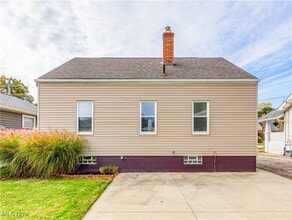 2703 Oakwood Dr in Cuyahoga Falls, OH - Building Photo - Building Photo