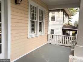 27 W Wyatt Ave in Alexandria, VA - Building Photo