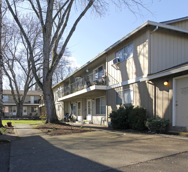 Pheasant Court Apartments in Milwaukie, OR - Building Photo - Building Photo