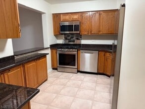 10 Leahy Ct in Franklin Township, NJ - Building Photo - Building Photo