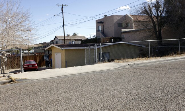 360 W Grace St in Barstow, CA - Foto de edificio - Building Photo
