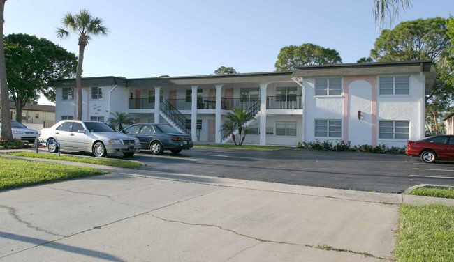 The Four Oaks in St. Petersburg, FL - Building Photo - Building Photo