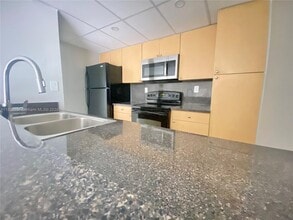 7125 NW 186th St in Hialeah, FL - Building Photo - Building Photo