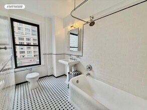 210 E 68th St in New York, NY - Building Photo - Building Photo