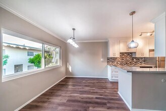 5328 Newcastle Ave, Unit 30 in Encino, CA - Foto de edificio - Building Photo