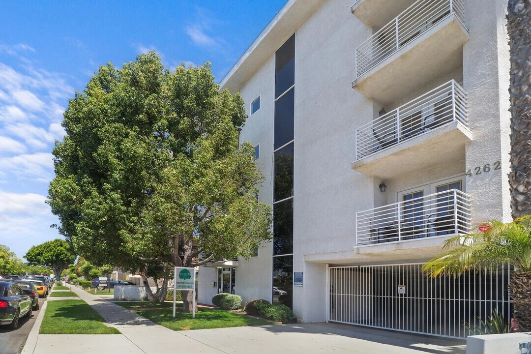 4262 Lindblade Drive, in Los Angeles, CA - Foto de edificio