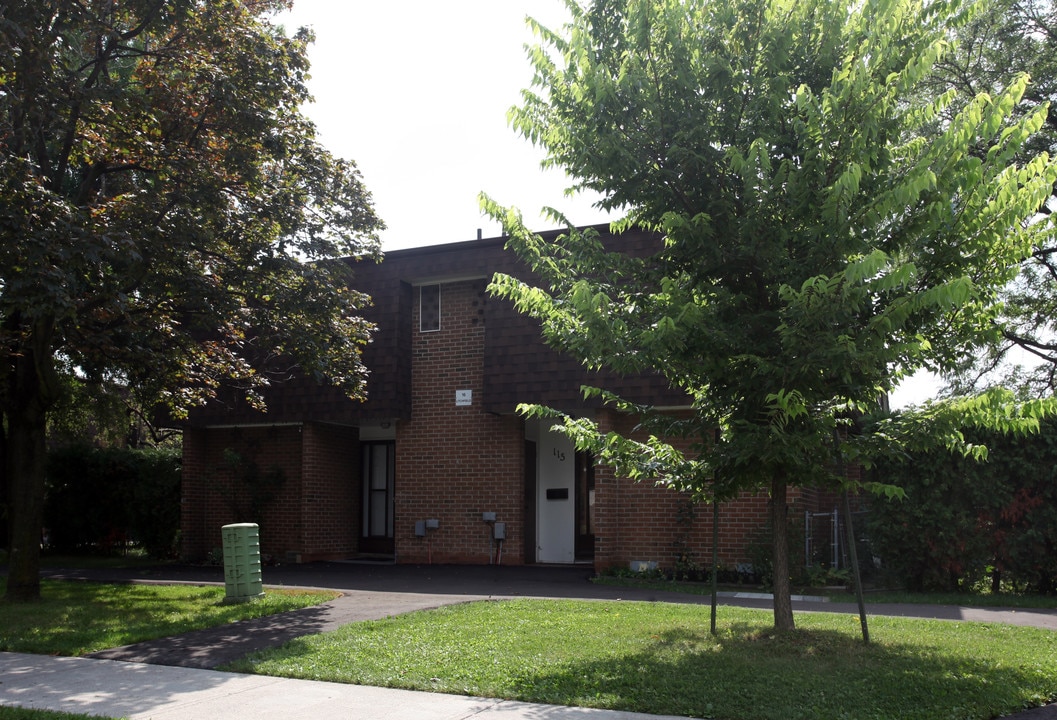 18 Litchfield Ct in Toronto, ON - Building Photo