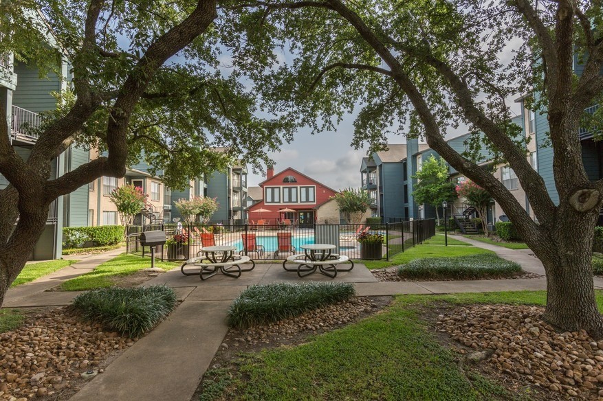 Scotland Yard in Houston, TX - Building Photo