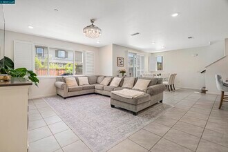 546 Avanti Way in Oakley, CA - Building Photo - Building Photo