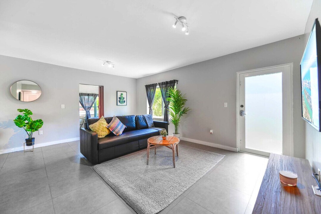 435 NE 69th St in Miami, FL - Building Photo