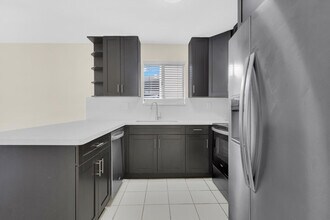 16214 SW 137th Ct in Miami, FL - Foto de edificio - Building Photo