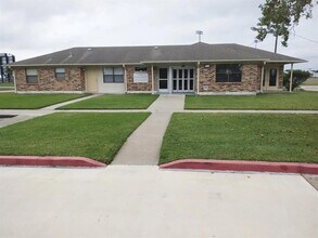 1207 Miracle Dr in Edna, TX - Building Photo - Building Photo