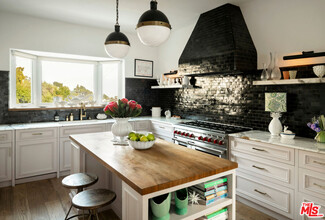 6491 Rodgerton Dr in Los Angeles, CA - Building Photo - Building Photo
