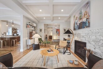 815 W Gunnison St in Chicago, IL - Building Photo - Building Photo