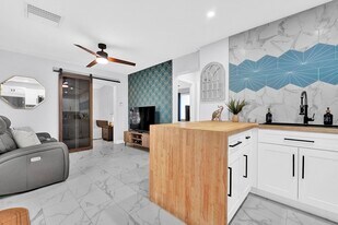 2440 SW 19th Ave, Unit Cozy Tropical Oasis in Miami, FL - Building Photo
