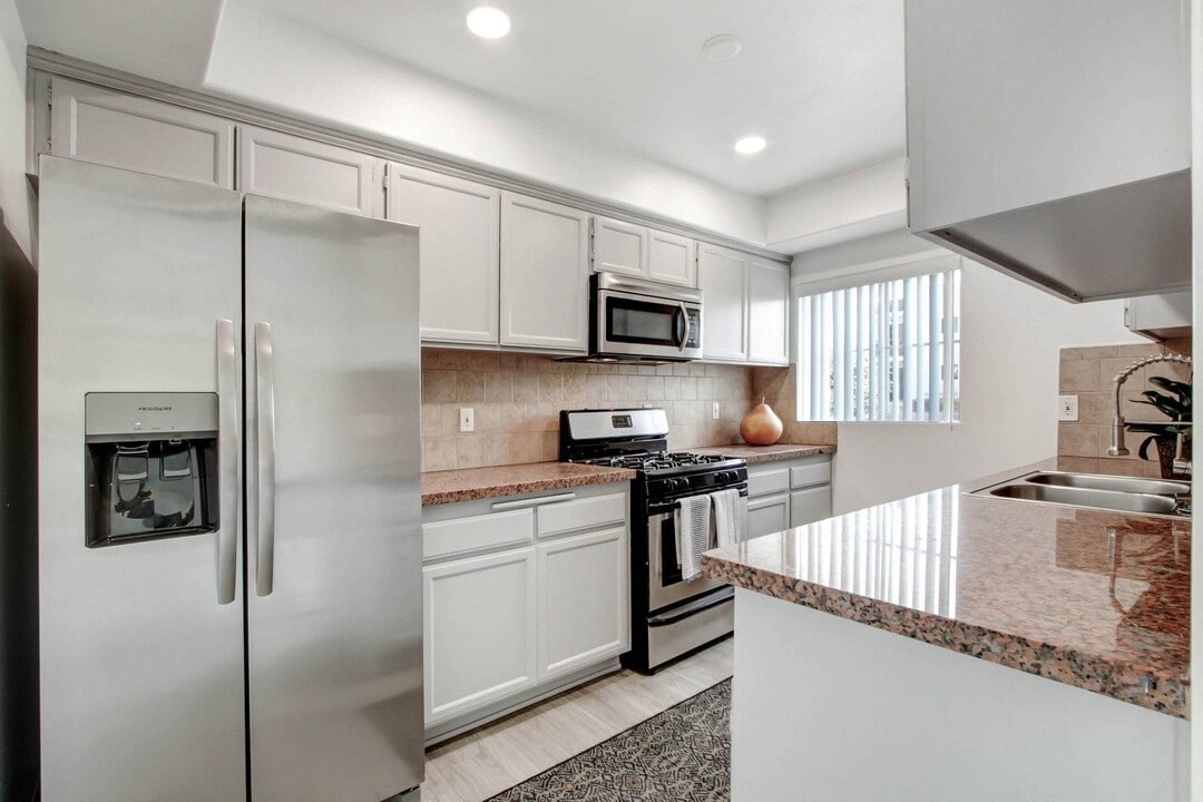 Wilcox Luxury Apartments in Los Angeles, CA - Building Photo