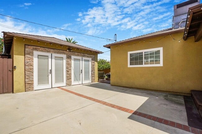 property at 2812 N Buena Vista St