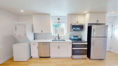 645 Seal St in Costa Mesa, CA - Building Photo - Building Photo