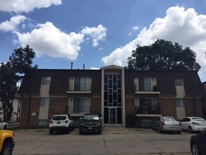 2017 Benson Gardens Blvd in Omaha, NE - Foto de edificio - Building Photo