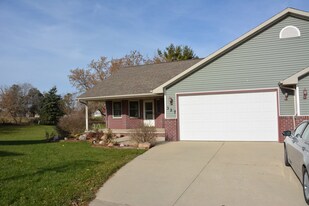 327 Cordy Lane, Unit 4Bedroom in Hortonville, WI - Building Photo