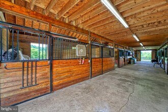 3959 Cobbler Mountain Rd in Delaplane, VA - Foto de edificio - Building Photo