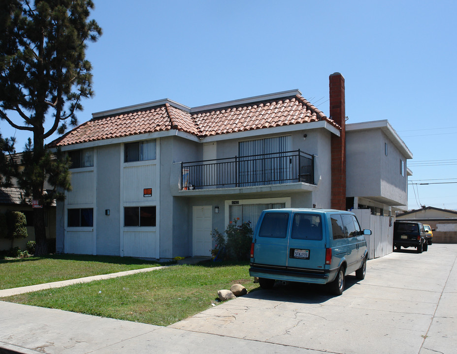 17422 Dairyview Cor in Huntington Beach, CA - Foto de edificio