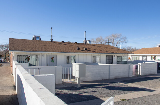 8513 Marquette Ave NE in Albuquerque, NM - Foto de edificio - Building Photo