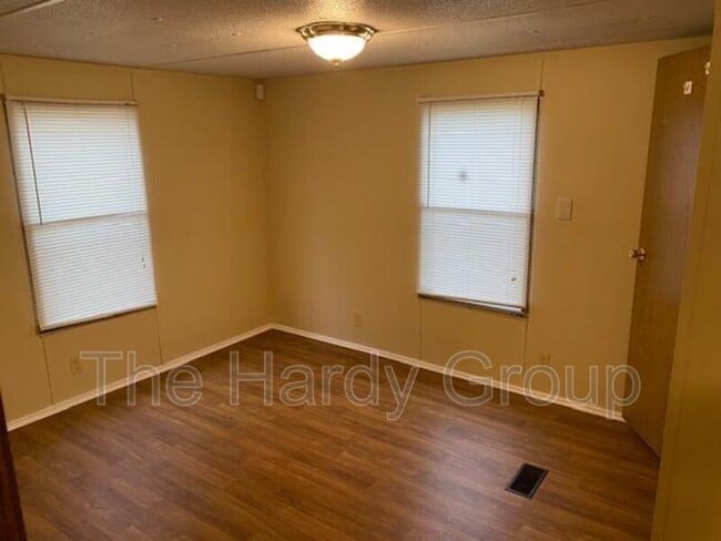 210 Ash St in Decherd, TN - Building Photo - Building Photo