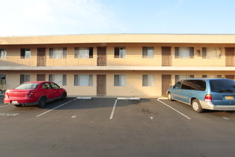 Woodlawn 20 in Chula Vista, CA - Foto de edificio - Building Photo