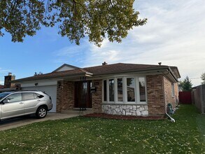 443 Dover Dr in Des Plaines, IL - Building Photo - Building Photo
