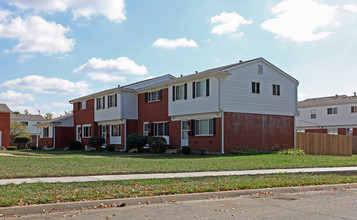 Colonial Park Townehouses in Topeka, KS - Foto de edificio - Building Photo