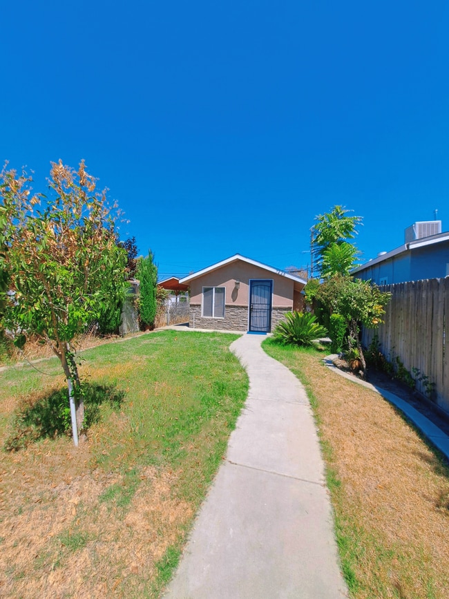 7226 N San Pablo Ave in Fresno, CA - Building Photo - Building Photo