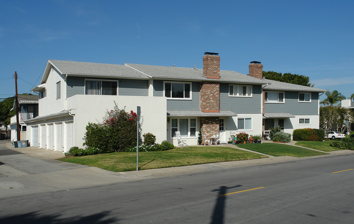 1301 Clay St in Newport Beach, CA - Foto de edificio