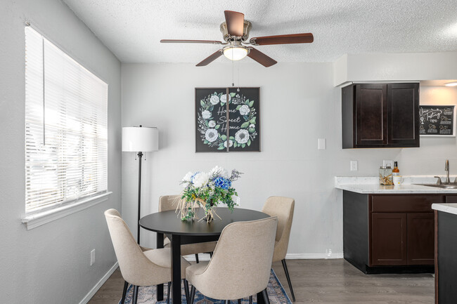 Highland Oaks Apartments in Warr Acres, OK - Foto de edificio - Interior Photo