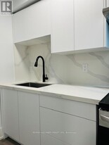 2961 Lake Shore Blvd W in Toronto, ON - Building Photo