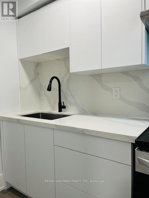 2961 Lake Shore Blvd W in Toronto, ON - Building Photo