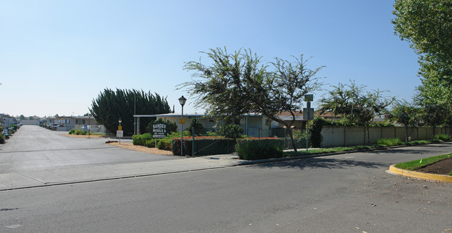 2100 Lewelling Blvd in San Leandro, CA - Building Photo - Building Photo