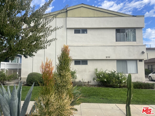 1150 N Commonwealth Ave in Los Angeles, CA - Building Photo - Building Photo