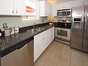 415 Parkdale Dr, Unit 9C in Charleston, SC - Building Photo - Building Photo