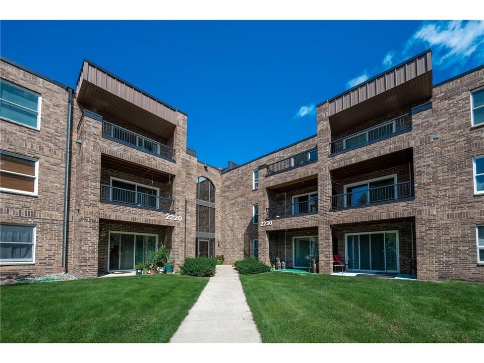 2220 Midland Grove Rd in Roseville, MN - Building Photo