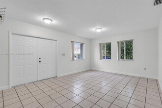 2817 SW 39th Ave in Miami, FL - Building Photo - Building Photo