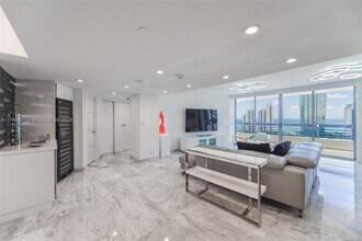 19195 NE 36th Pl in Aventura, FL - Building Photo - Building Photo