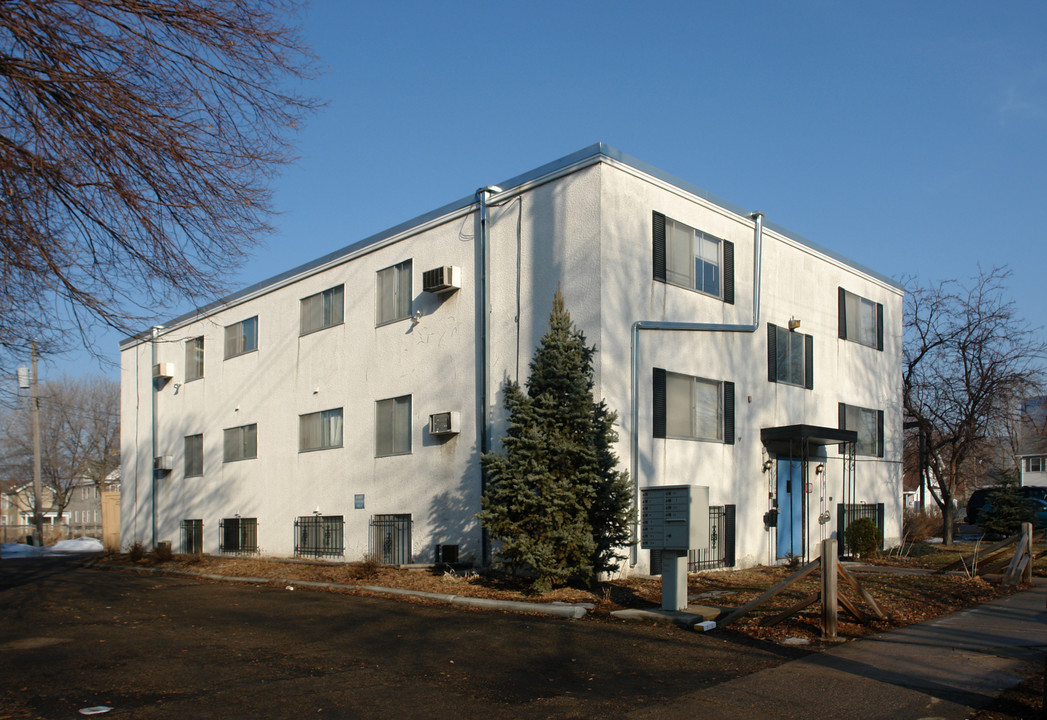 2412 Oakland Ave in Minneapolis, MN - Building Photo