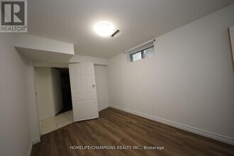 9 Stoney Creek Dr in Toronto, ON - Building Photo - Building Photo