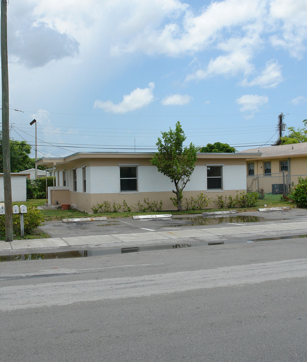 2841-2851 NW 13th St in Fort Lauderdale, FL - Building Photo