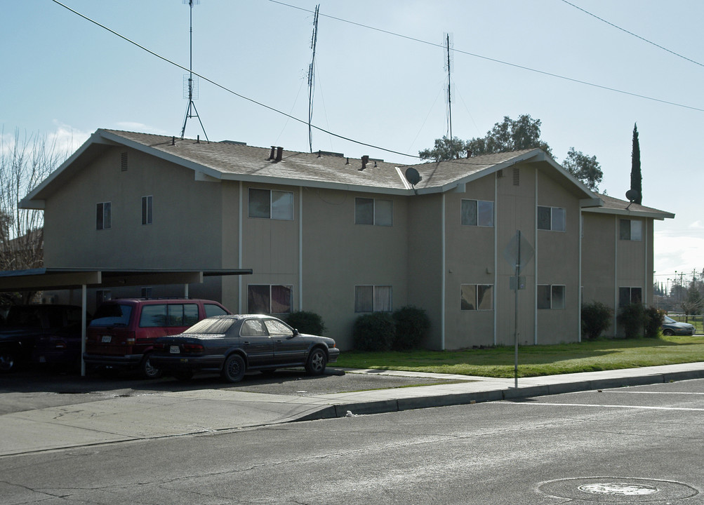 901-909 Riverside Dr in Madera, CA - Building Photo