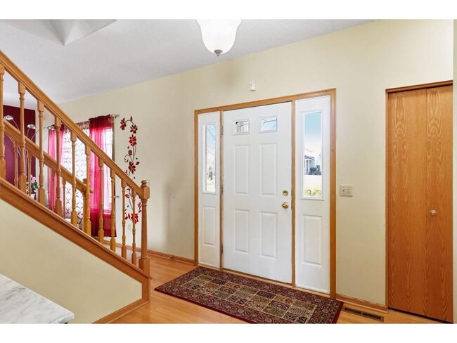 2142 Groveland Way in Shakopee, MN - Foto de edificio - Building Photo