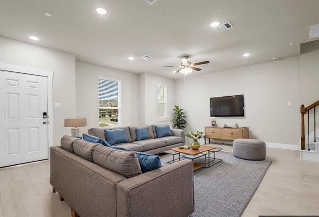 property at 2207 Seven Oaks Blvd