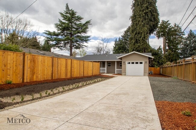 2683 Jeppesen Acres Rd in Eugene, OR - Foto de edificio - Building Photo